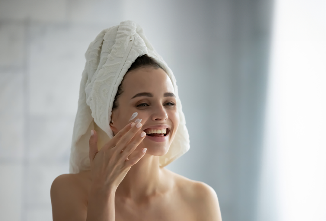 Bild von einem Model mit Gesichtscreme im Gesicht.