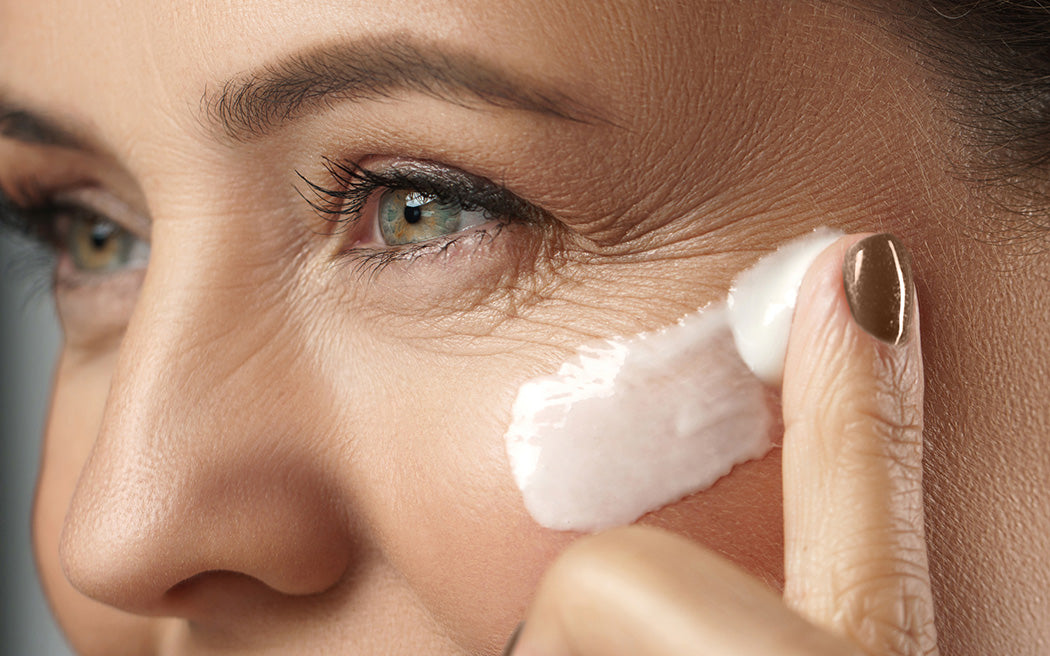 Augencreme wird aufgetragen