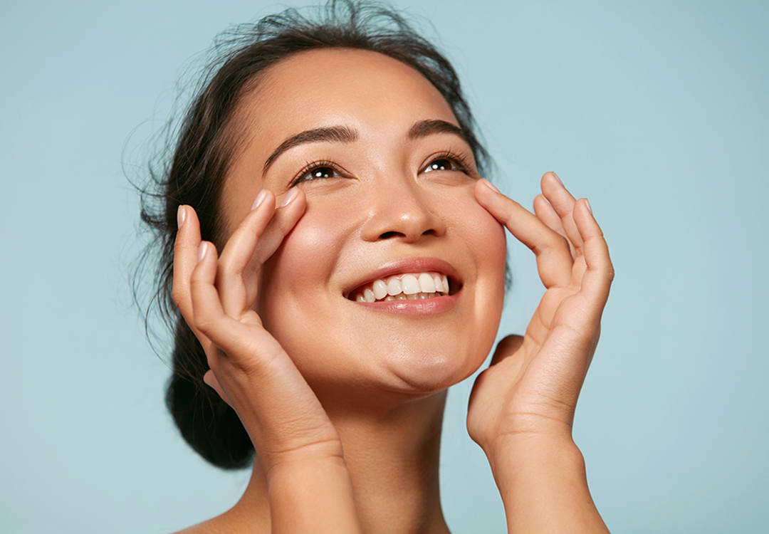 Model das Augenpflege aufträgt.