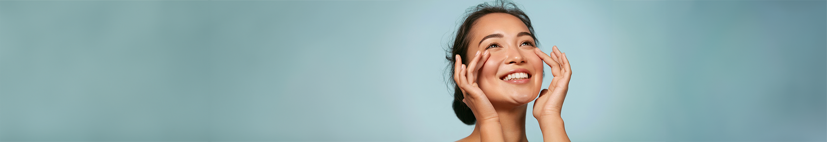 Model das Augenpflege aufträgt.