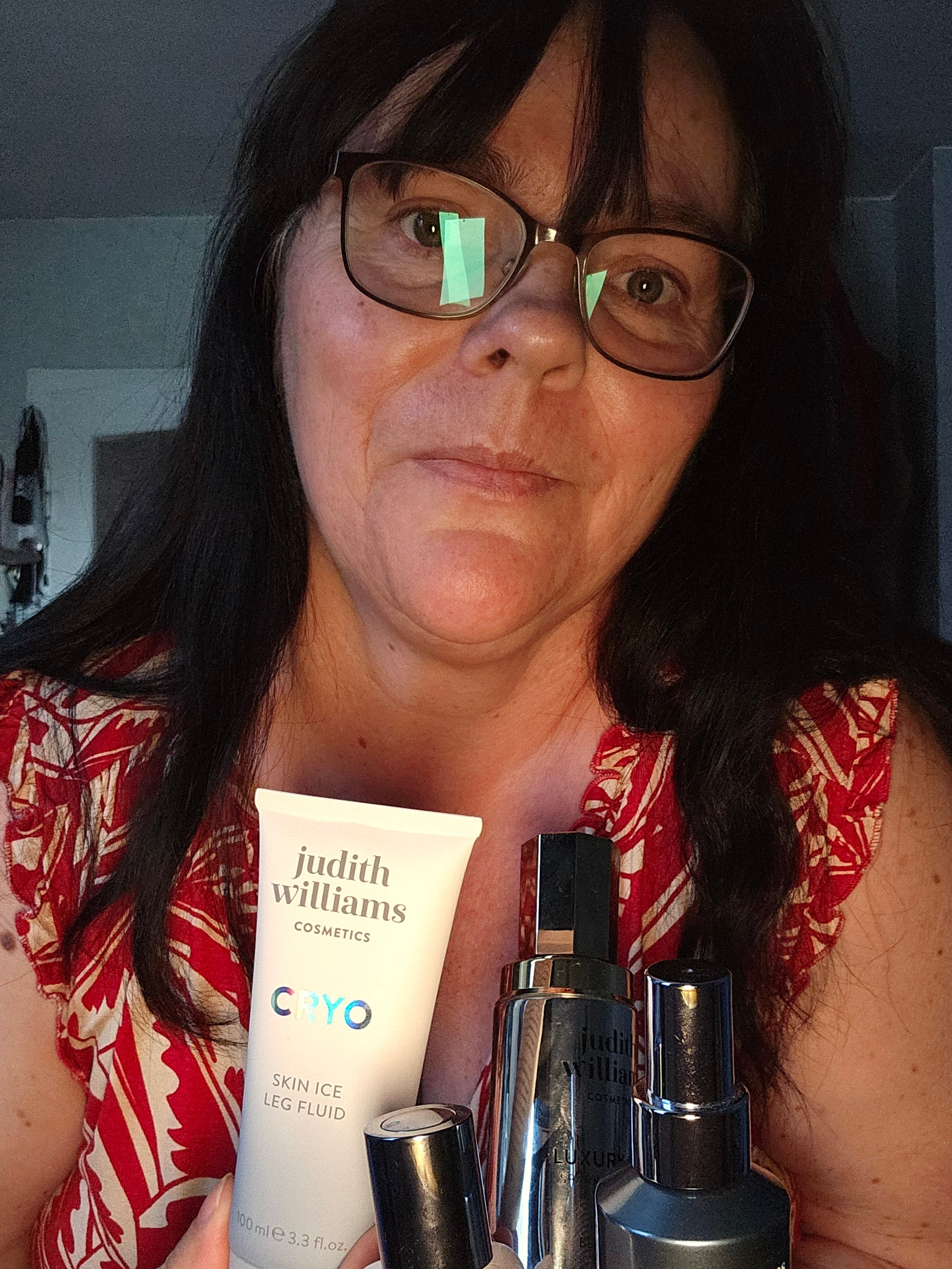 Kundin mit einem Judith Williams Cosmetics Produkt.