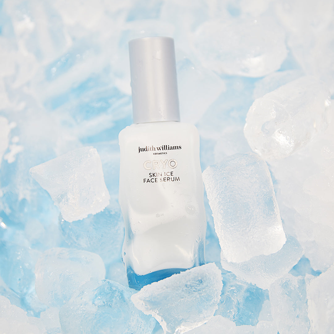 Cryo Skin Ice Face Serum, Produkt auf Eiswürfel