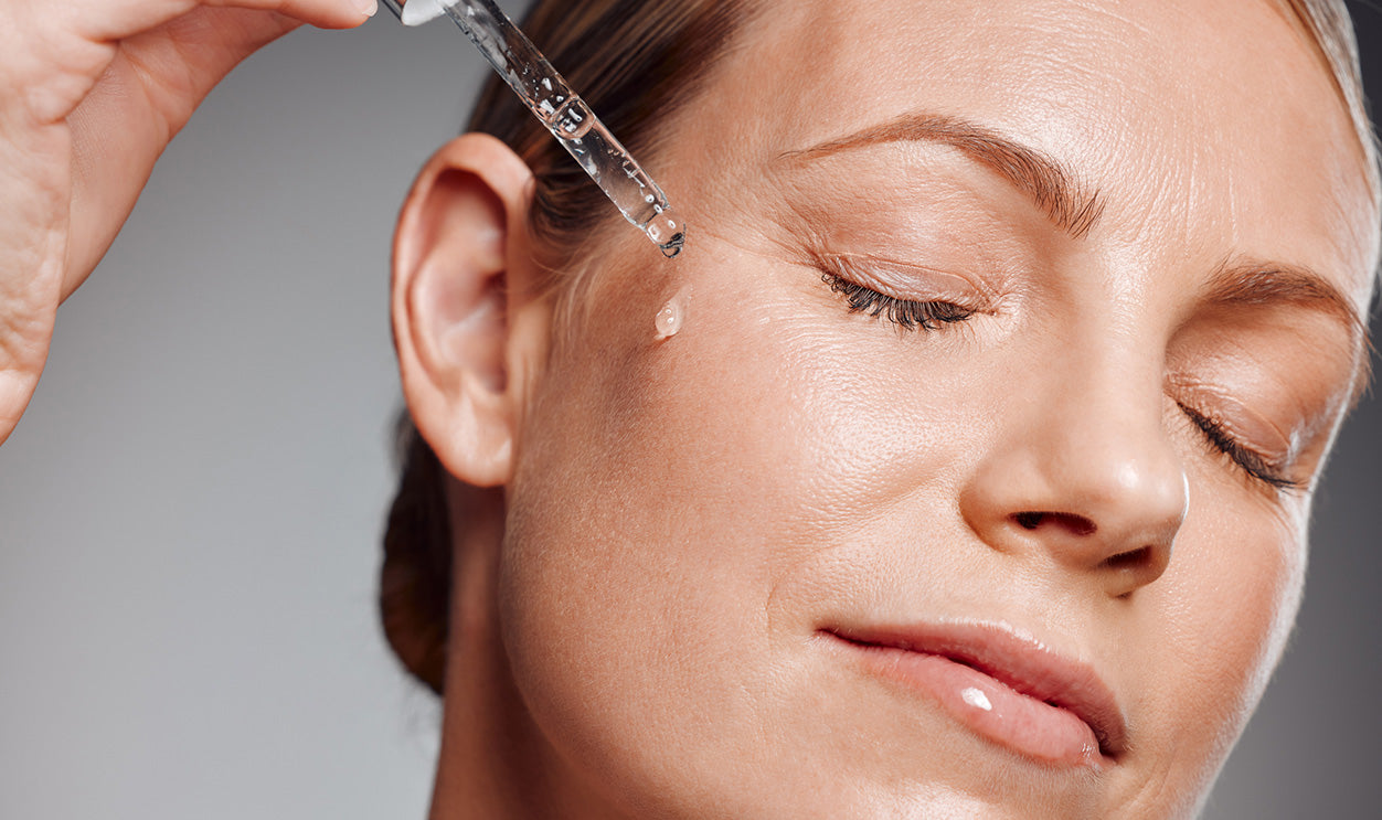Model das ein Serum aufträgt.