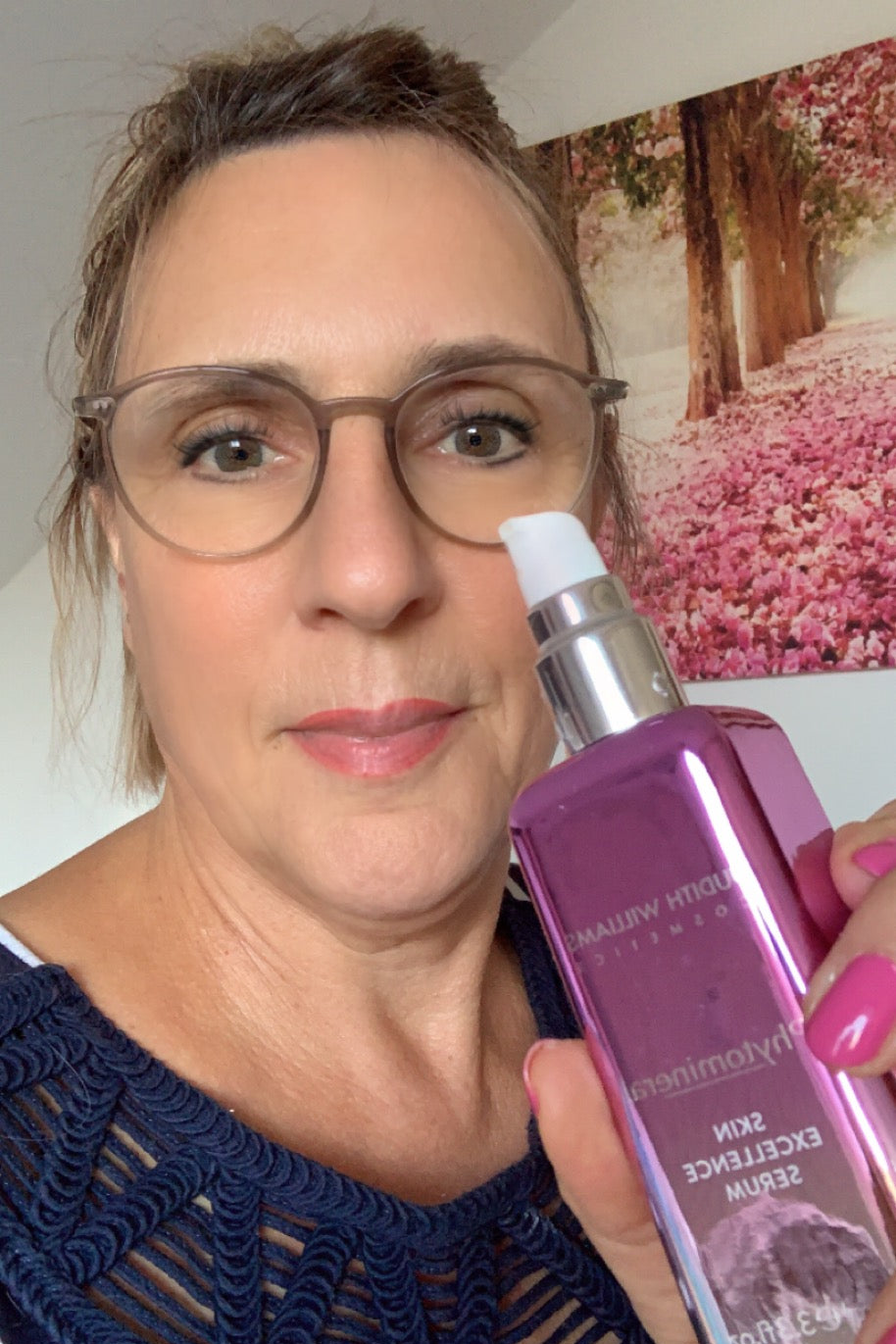 Kundin mit einem Judith Williams Cosmetics Produkt.
