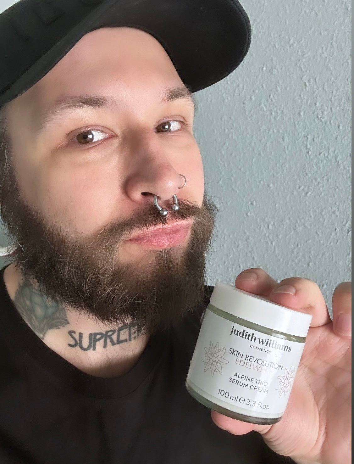 Kunde mit einem Judith Williams Cosmetics Produkt.