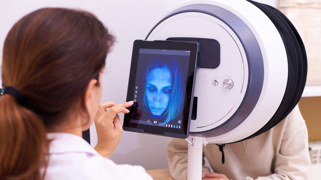 Hautanalyse mit Dermatologin.