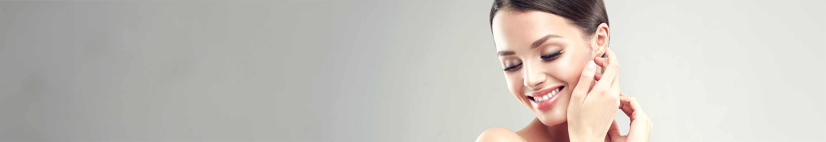Model mit gepflegter Haut und Make-up.