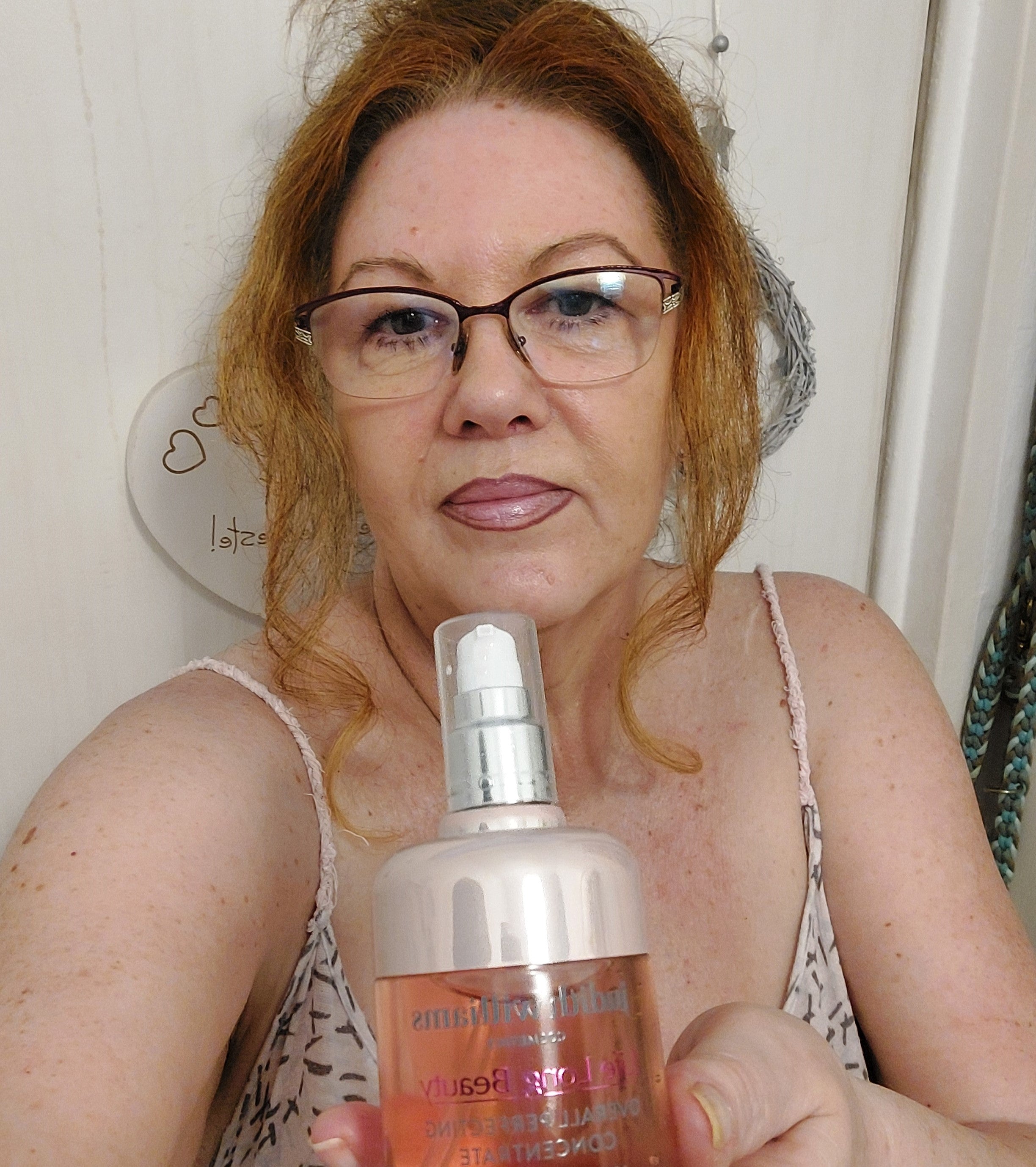 Kundin mit einem Judith Williams Cosmetics Produkt.