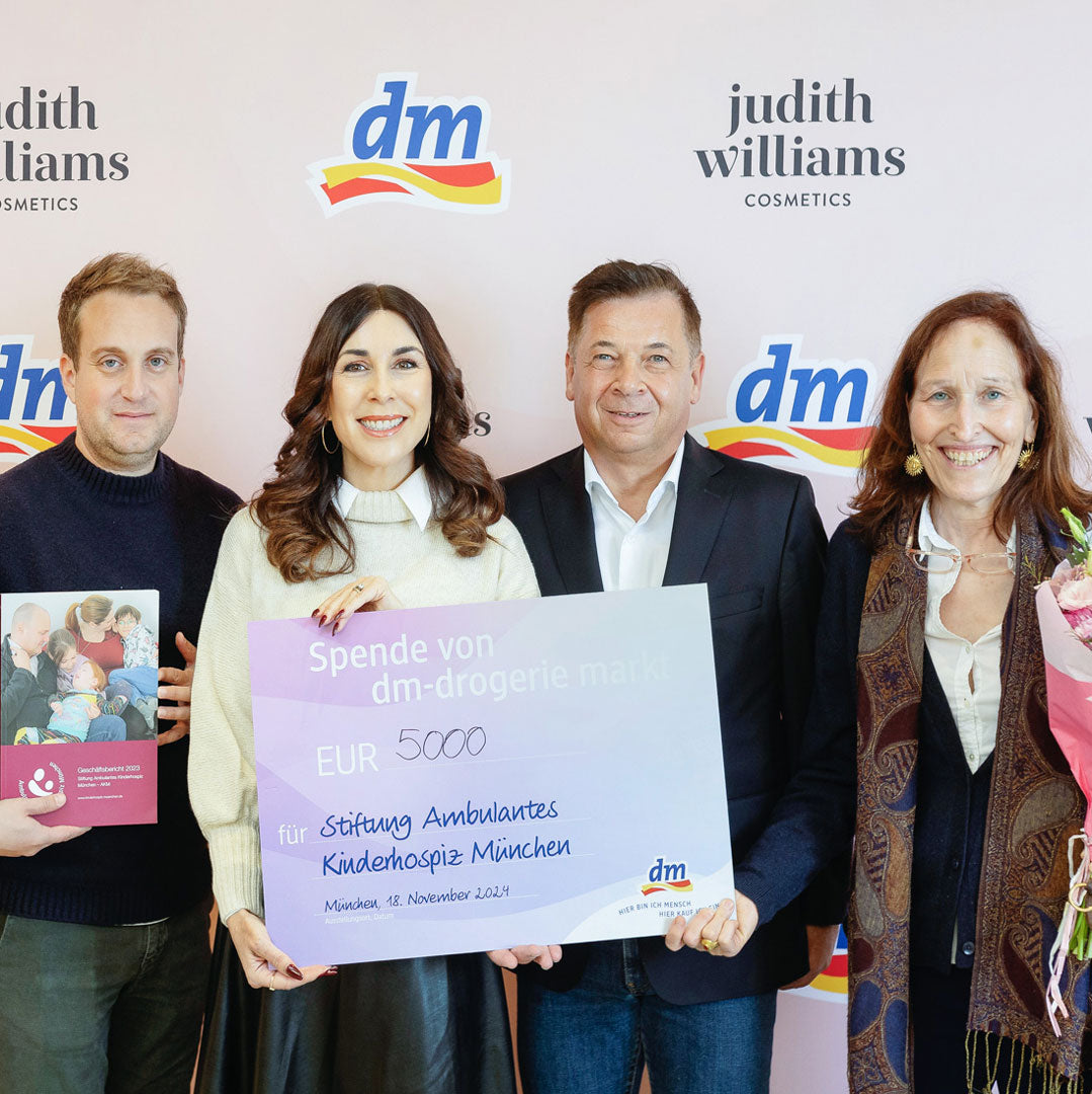 Foto: v.l.n.r.: Gianlucca Tucciarone vom ambulanten Kinderhospiz, Judith Williams, Michael Winkler, dm-Gebietsverantwortlicher, und Christine Bronnner, Geschäftsführerin und Stifterin des ambulanten Kinderhospizes.