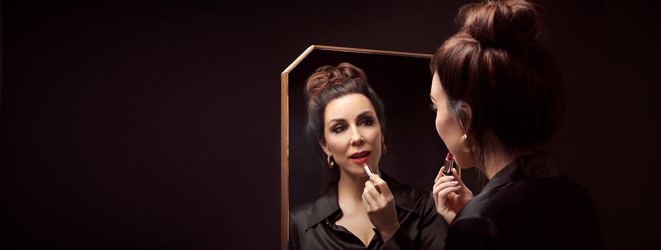 Judith Williams beim Auftragen von rotem Lippenstift von Judith Williams Cosmetics.