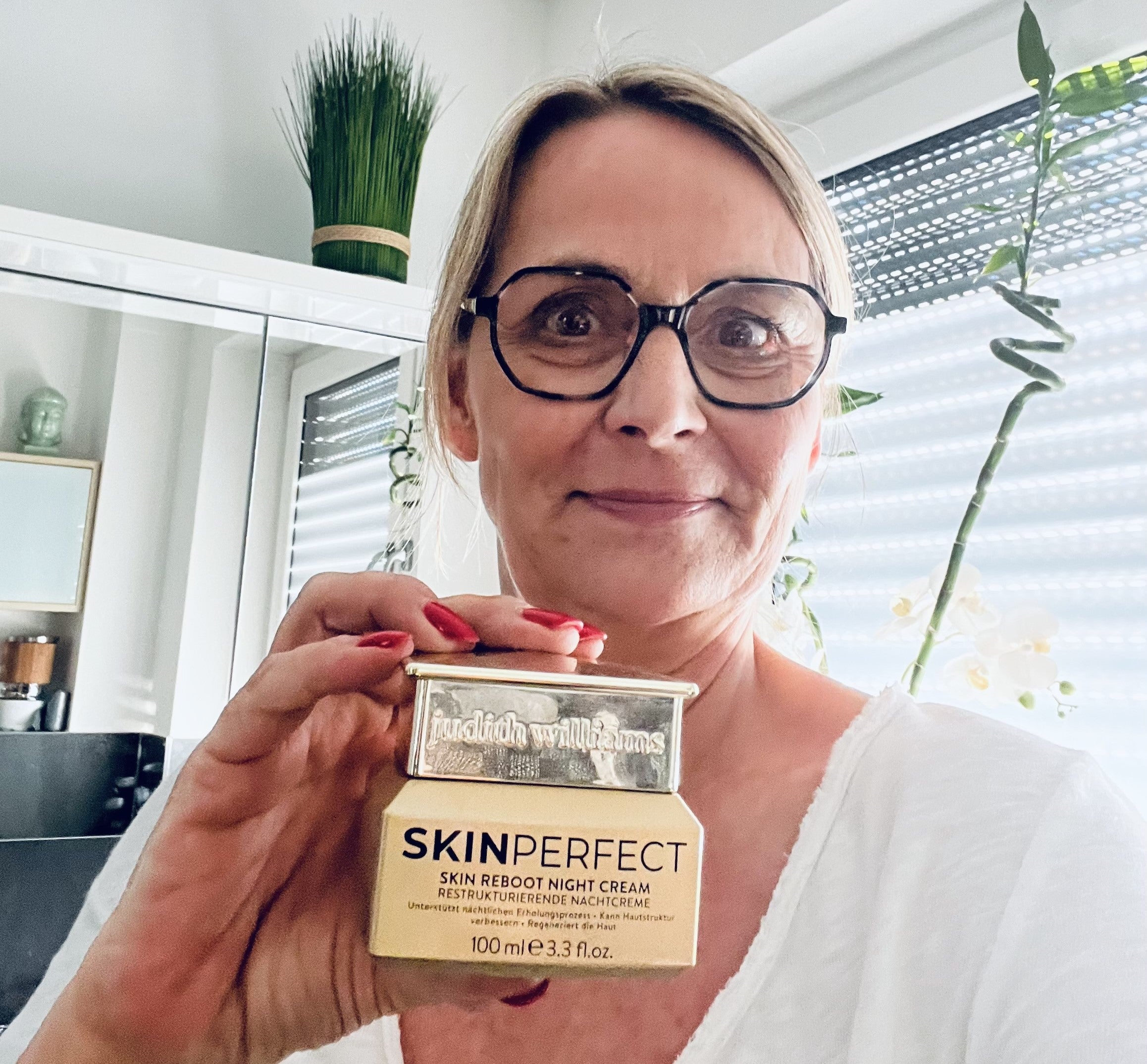 Kundin mit einem Judith Williams Cosmetics Produkt.