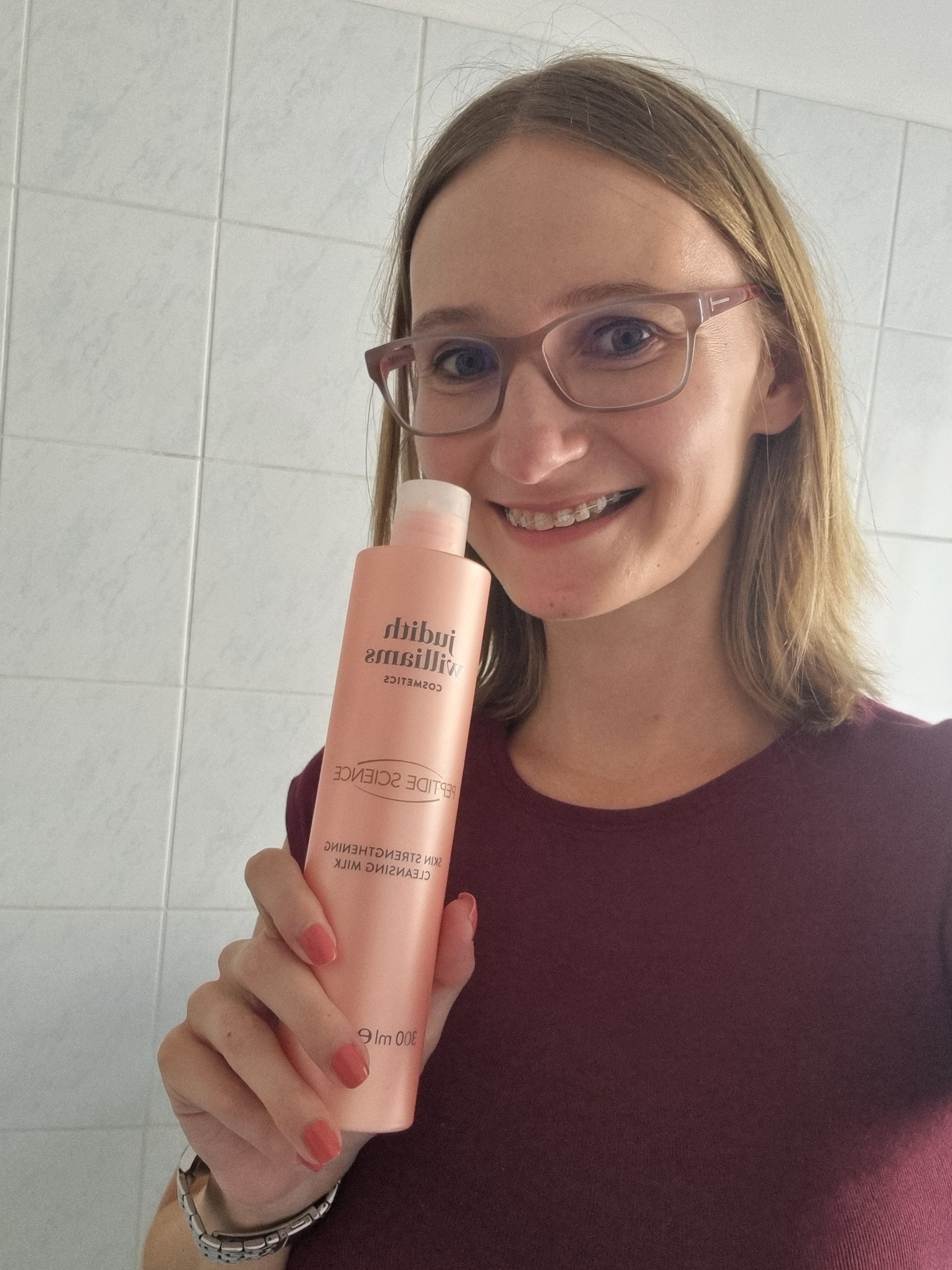 Kundin mit einem Judith Williams Cosmetics Produkt.