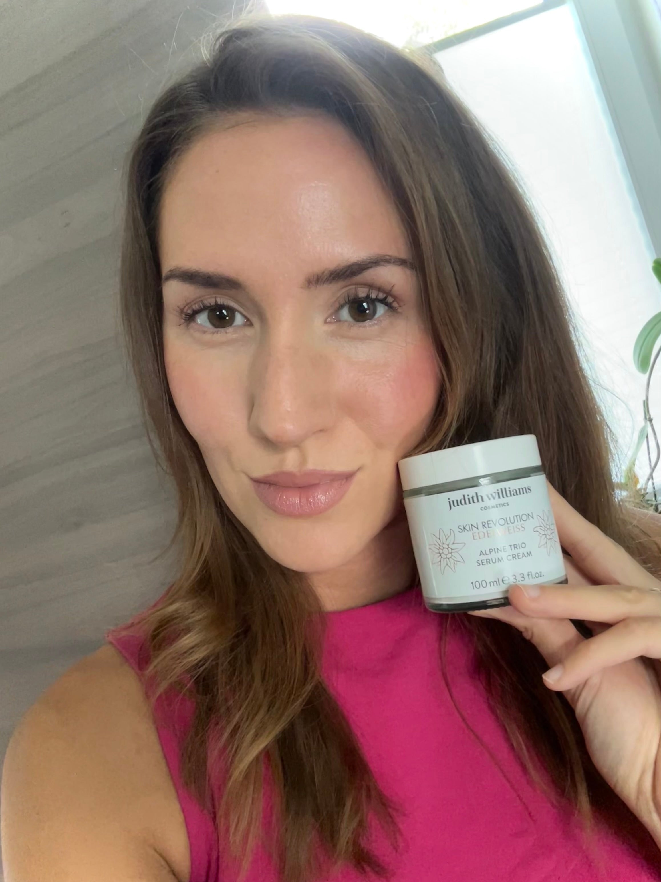 Kundin mit einem Judith Williams Cosmetics Produkt.