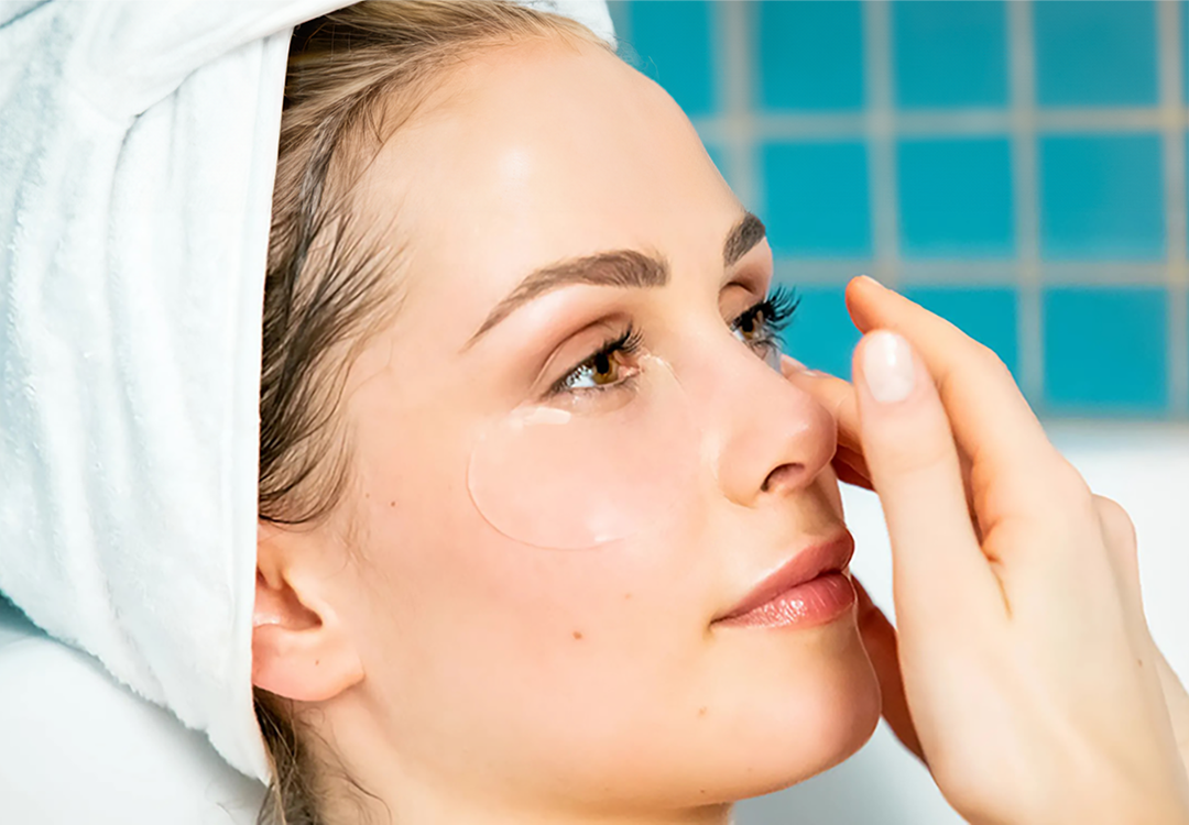 Model mit Augenpads.