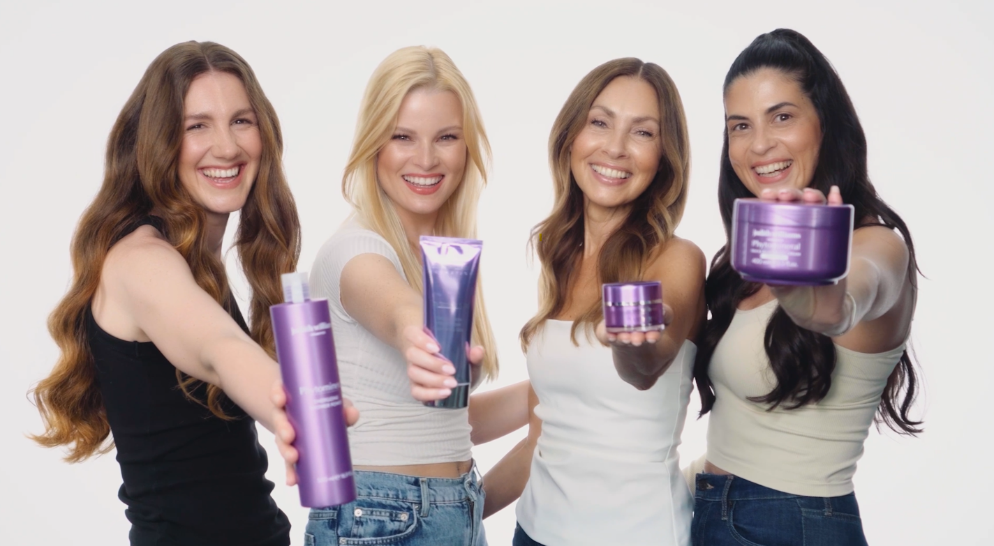 Vier verschiedene Models, die jeweils ein Produkt der Phytomineral-Linie von Judith Williams Cosmetics in den Händen halten.