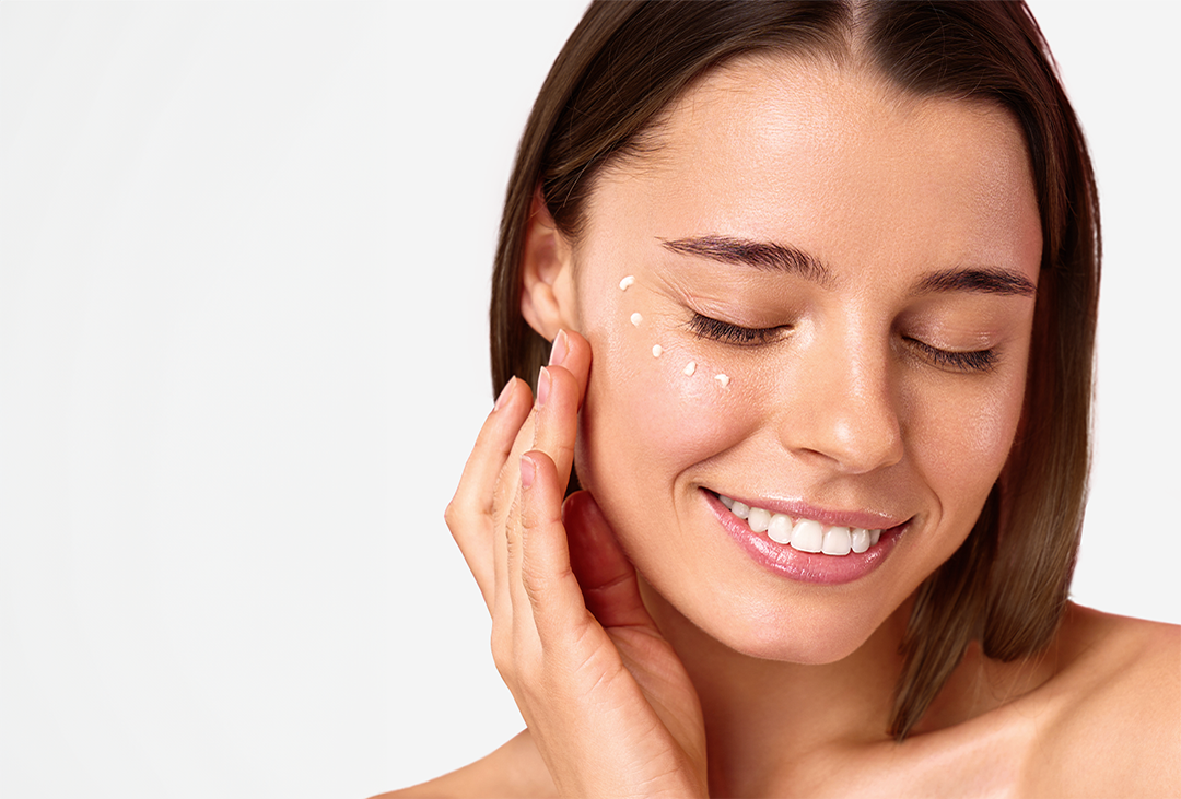 Bild von einem Model mit Judith Williams Cosmetics Vitamin C+ Augencreme im Gesicht.