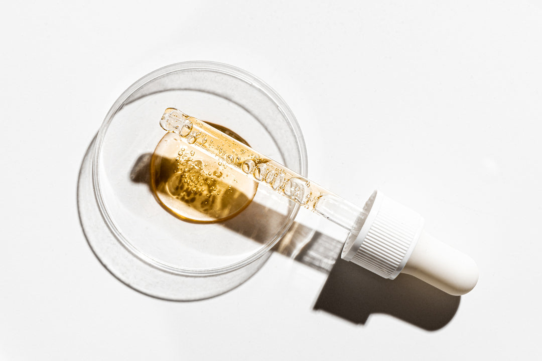 Pipette mit flüssigen Wirkstoff.
