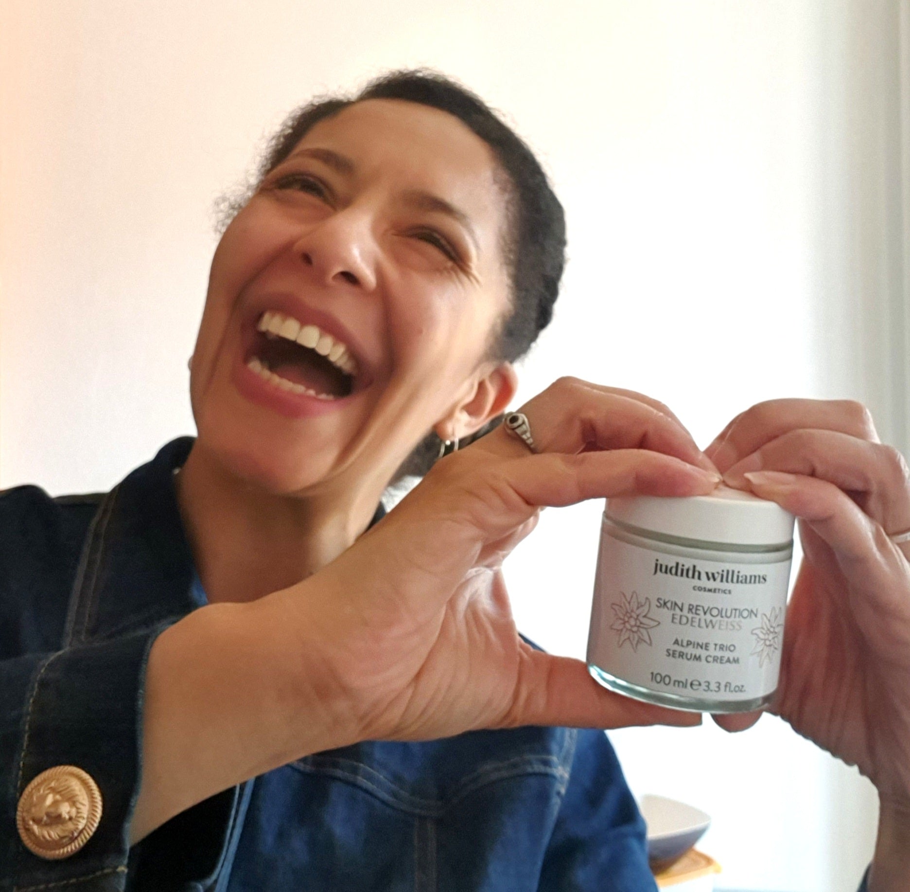 Kundin mit einem Judith Williams Cosmetics Produkt.