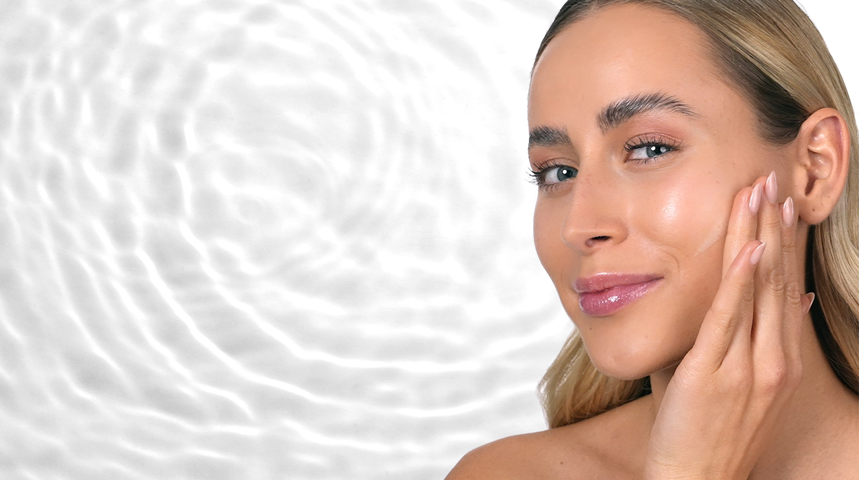 Model, das eine Gesichtscreme von Judith Williams Cosmetics aufträgt.