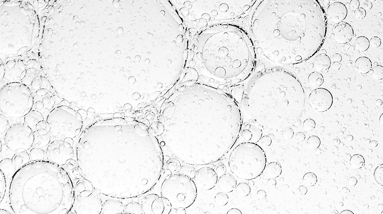 Wassertropfen und feine Tröpfchen als Feuchtigkeitssymbol.
