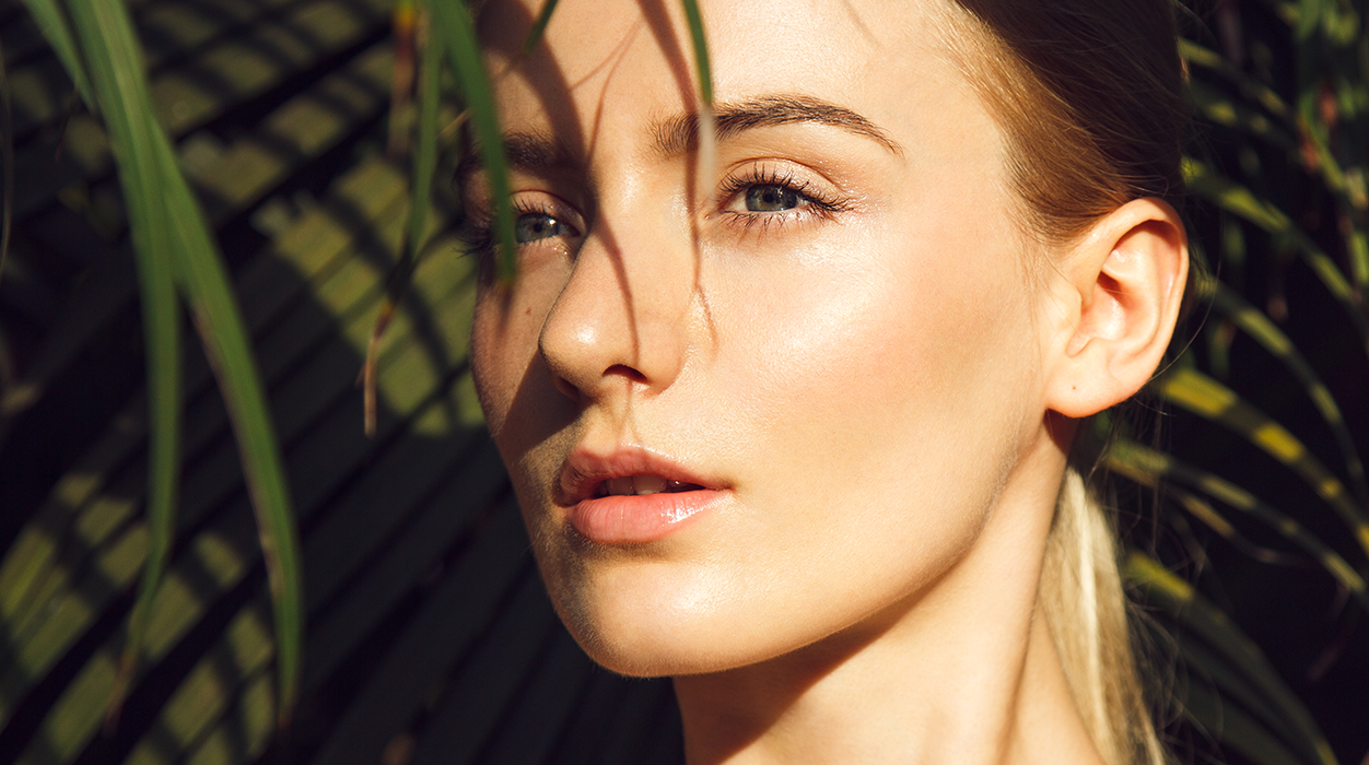 Model mit strahlender Haut.