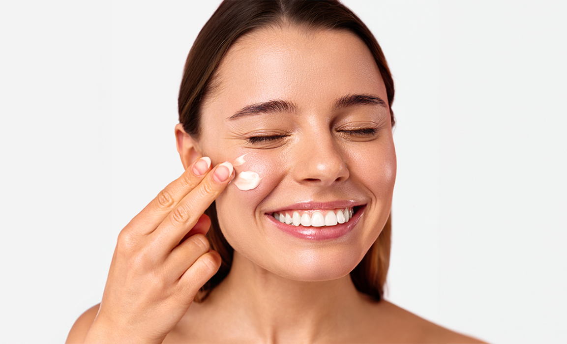 Model mit der Vitamin C+ Tagescreme von Judith Williams Cosmetics im Gesicht.