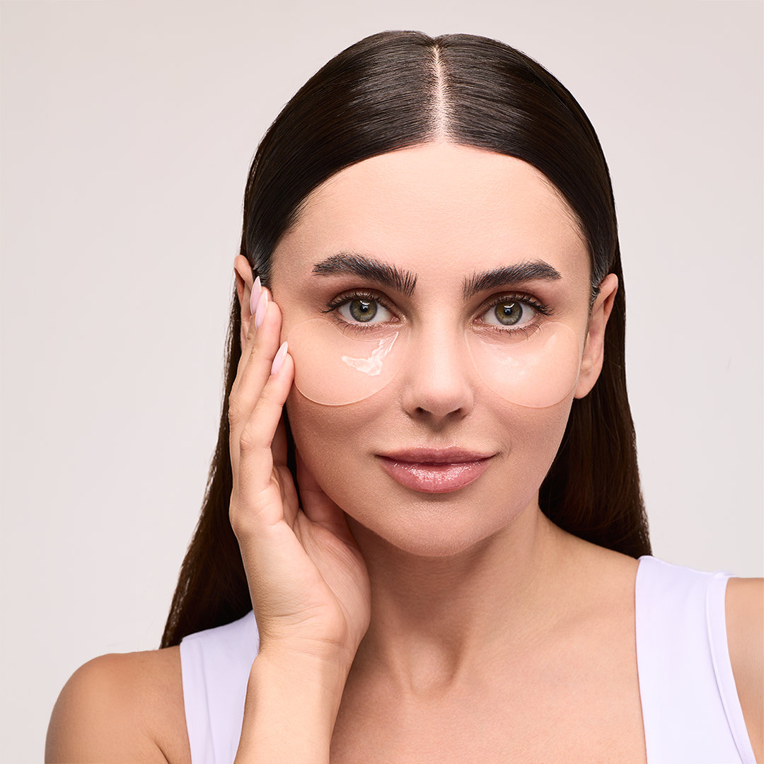Model mit Augenmaske