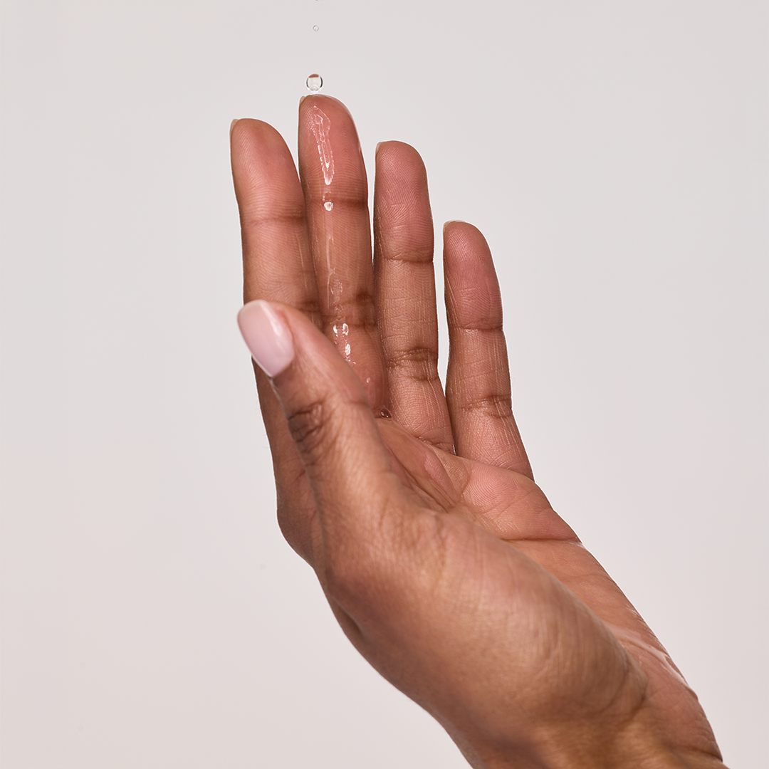 Hand mit Gesichtswasser