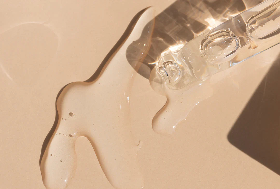 Pipette von einem Retinol-Produkt, wo die Textur veranschaulicht wird.