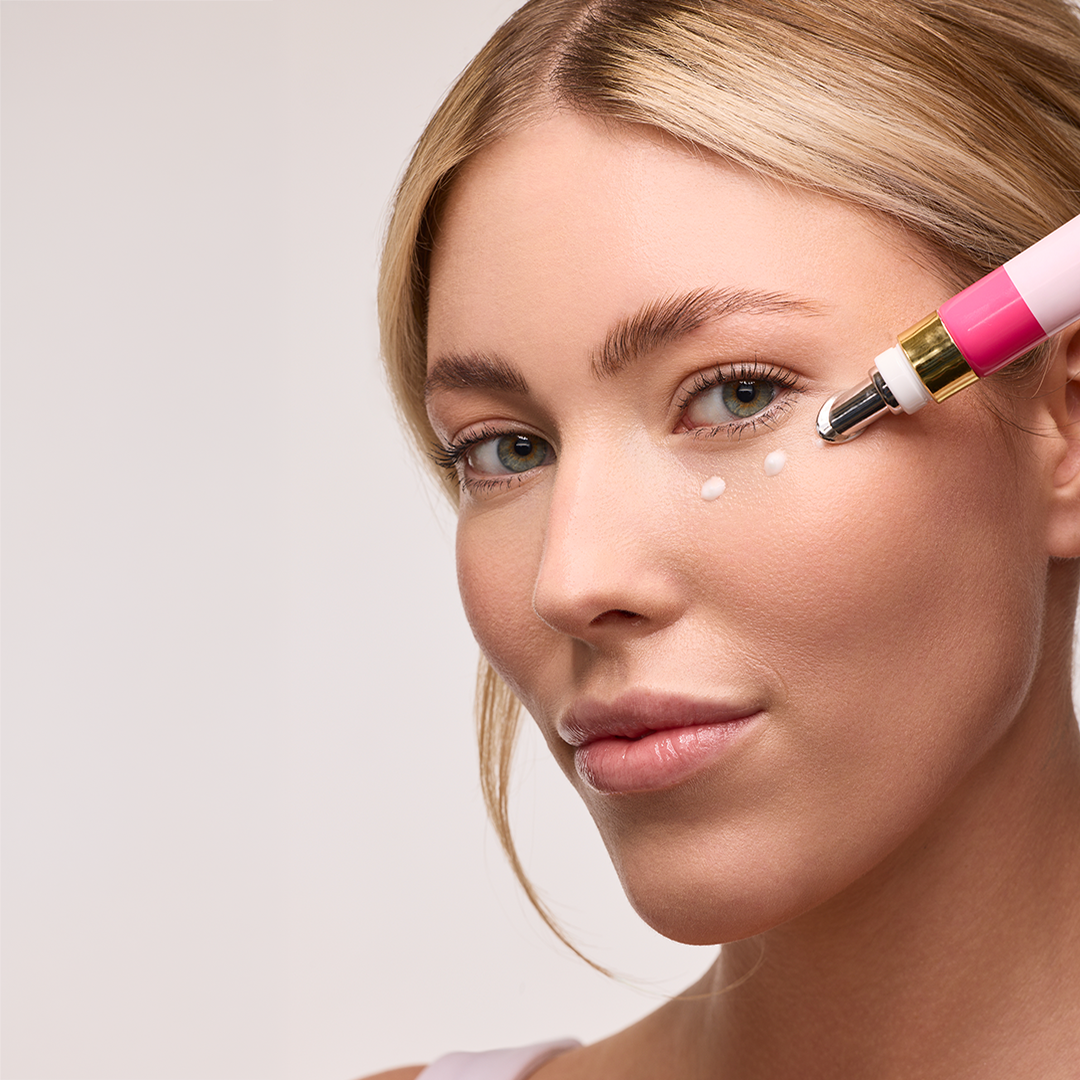 Model trägt Augencreme auf