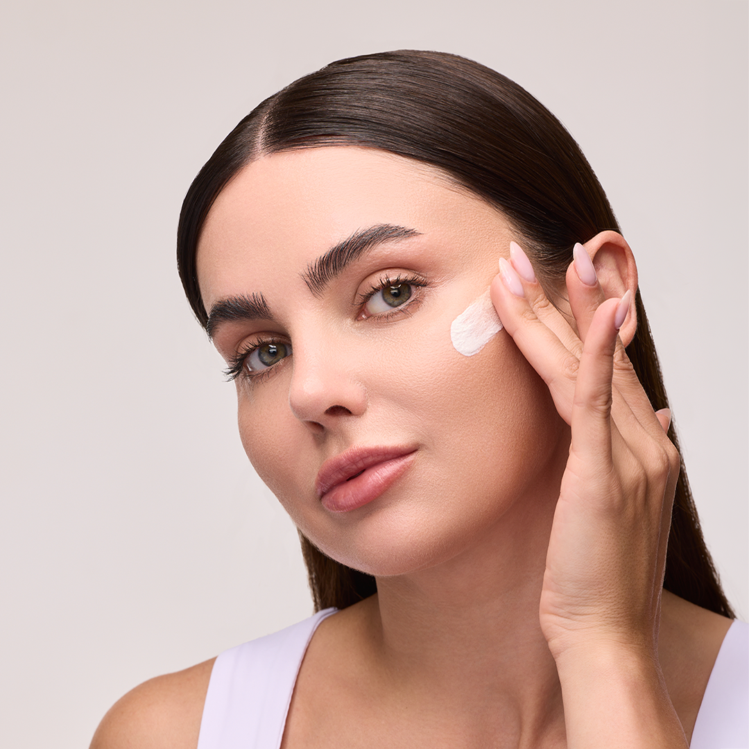 Model trägt Serum auf
