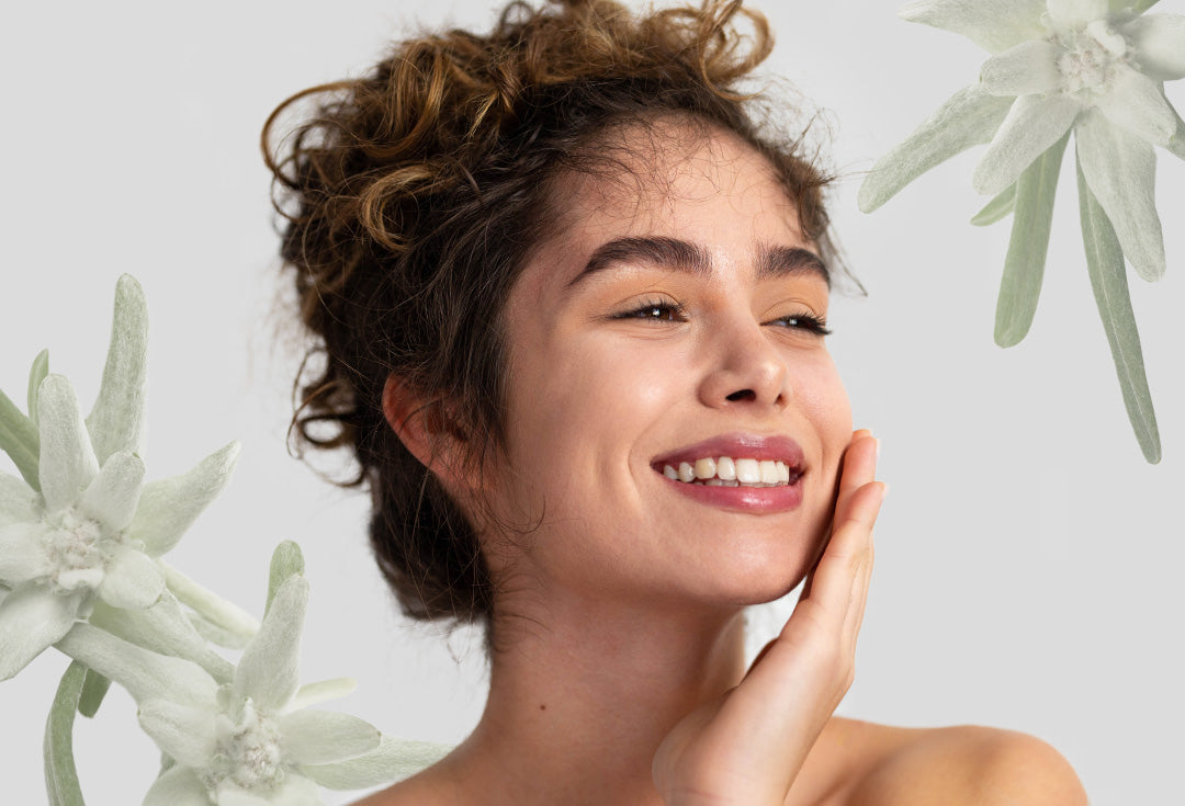 Model mit Edelweißblüten im Hintergrund