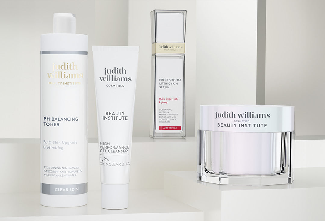 Judith Williams Cosmetics Beauty Institute Produkte auf Plattformen angereiht mit grauem Hintergrund