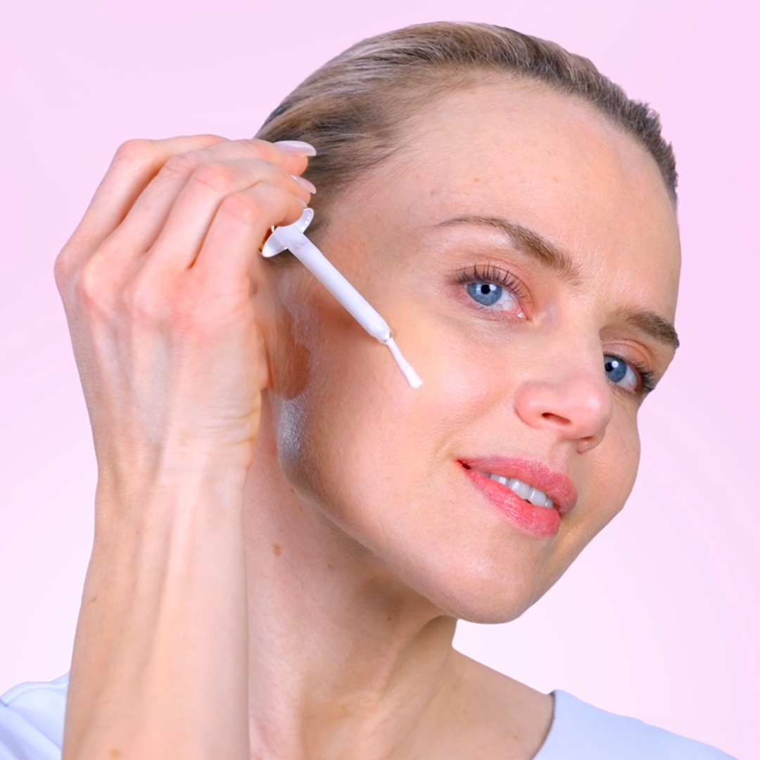 Model trägt Kollagen Aktiv Intensivserum auf. 
