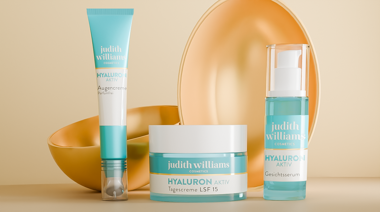 Drei Produkte der Linie Hyaluron Aktiv von Judith Williams Cosmetics mit einem Osterei im Hintergrund. 