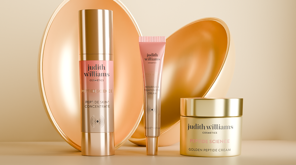 Drei Produkte der Linie Peptide Science von Judith Williams Cosmetics mit einem Osterei im Hintergrund. 