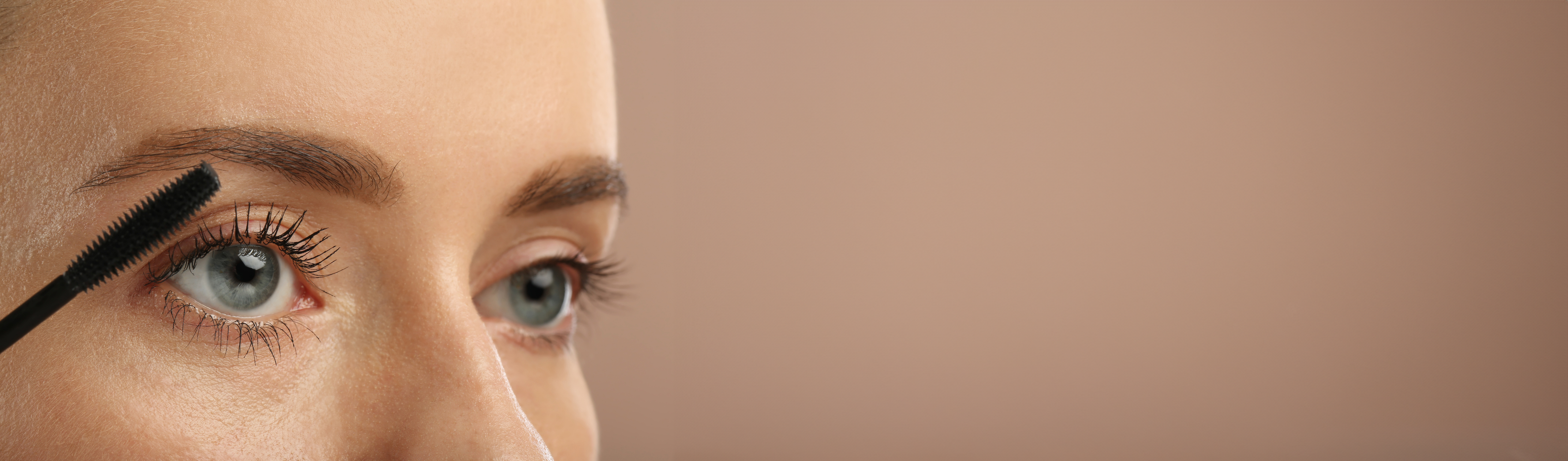 Bild der Augenpartie, das zeigt wie Mascara aufgetragen wird