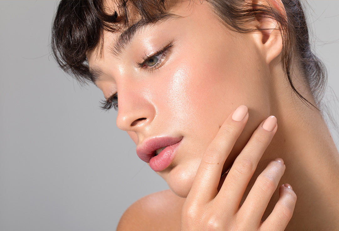 Model blickt seitlich nach unten, glowy Haut