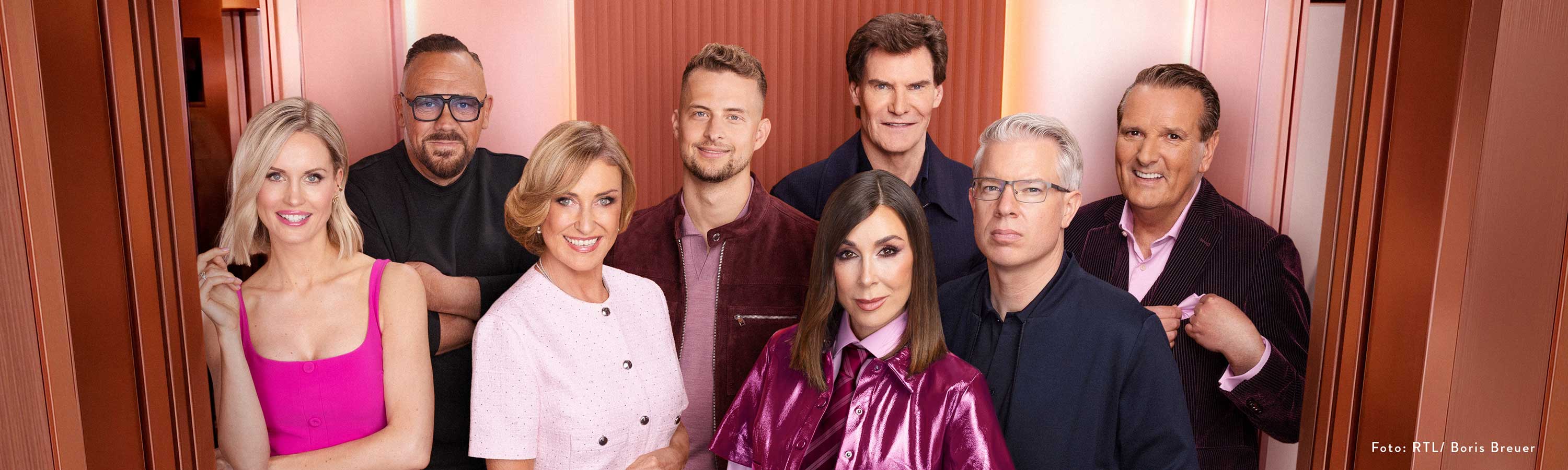 v.o.l.: Andreas Herb, Johannes Kliesch, Carsten Maschmeyer und Ralf Dümmel. v.u.l.: Janna Ensthaler, Dagmar Wöhrl, Judith Williams und Frank Thelen.