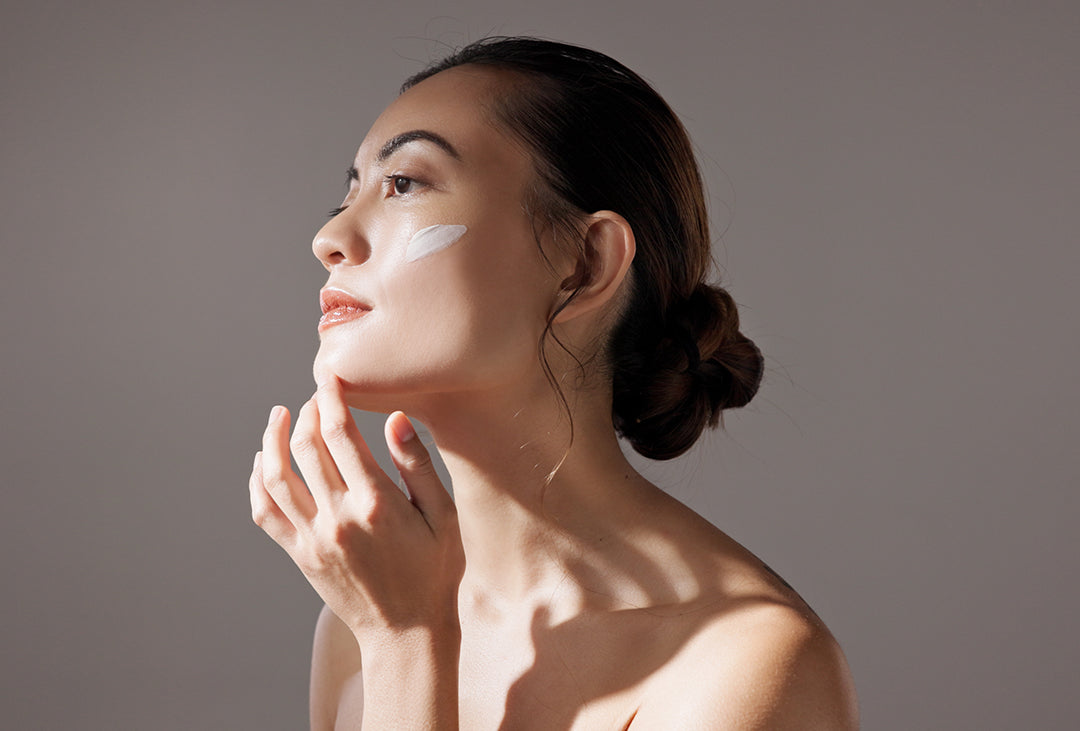 Model mit Gesichtscreme auf den Wangen