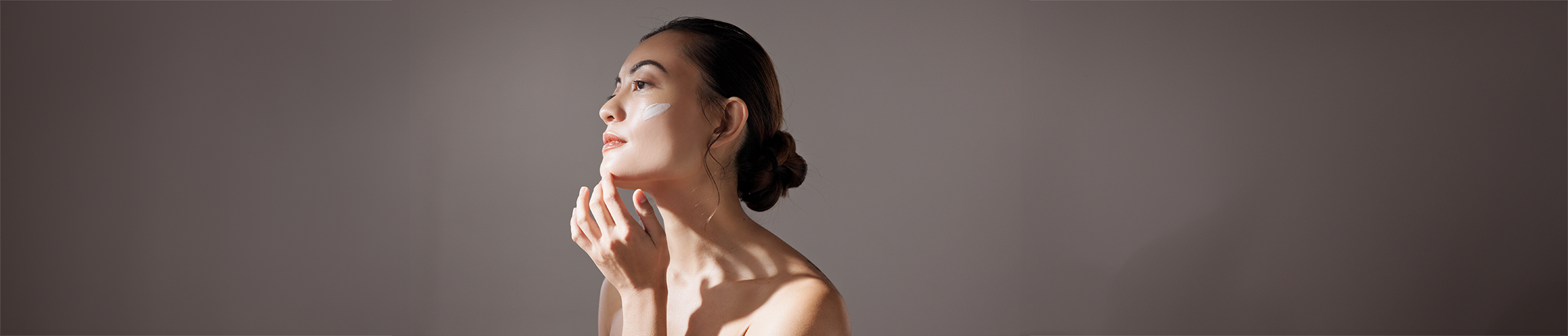 Model mit Gesichtscreme auf den Wangen