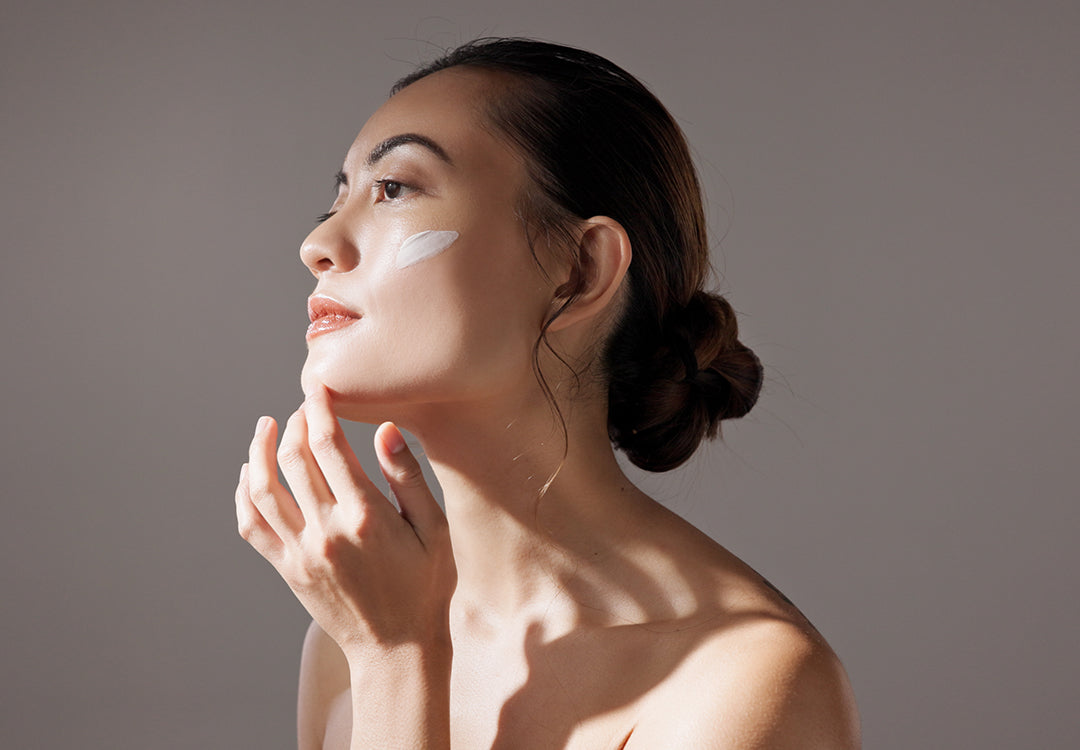 Model mit Gesichtscreme auf den Wangen