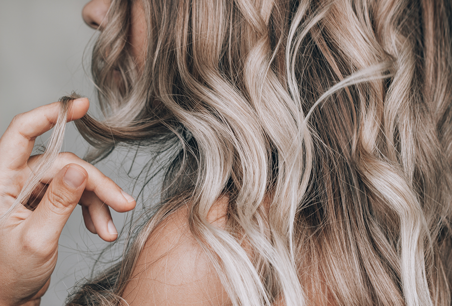 So pflegst du deine Haare im Sommer