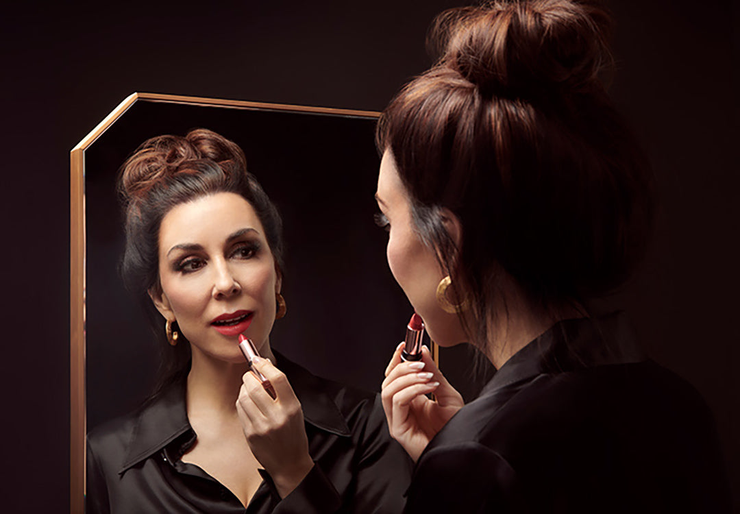 Judith Williams beim Auftragen von rotem Lippenstift von Judith Williams Cosmetics. 