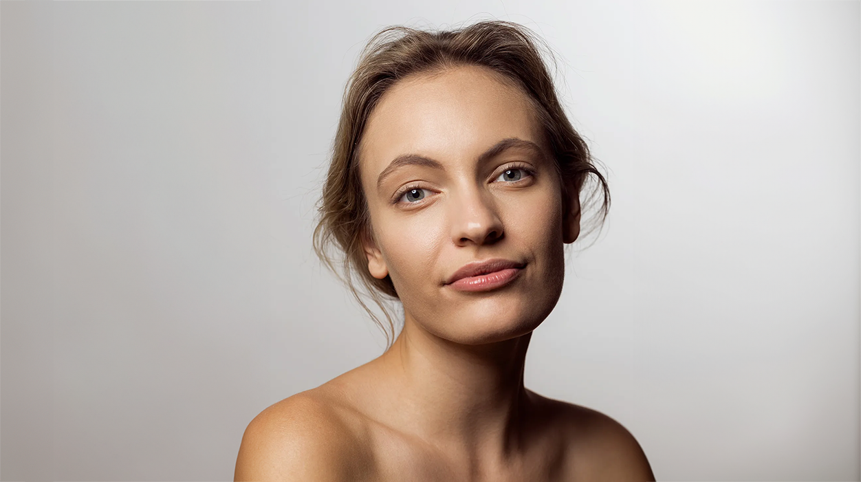 Model mit natürlichem Make-up Look