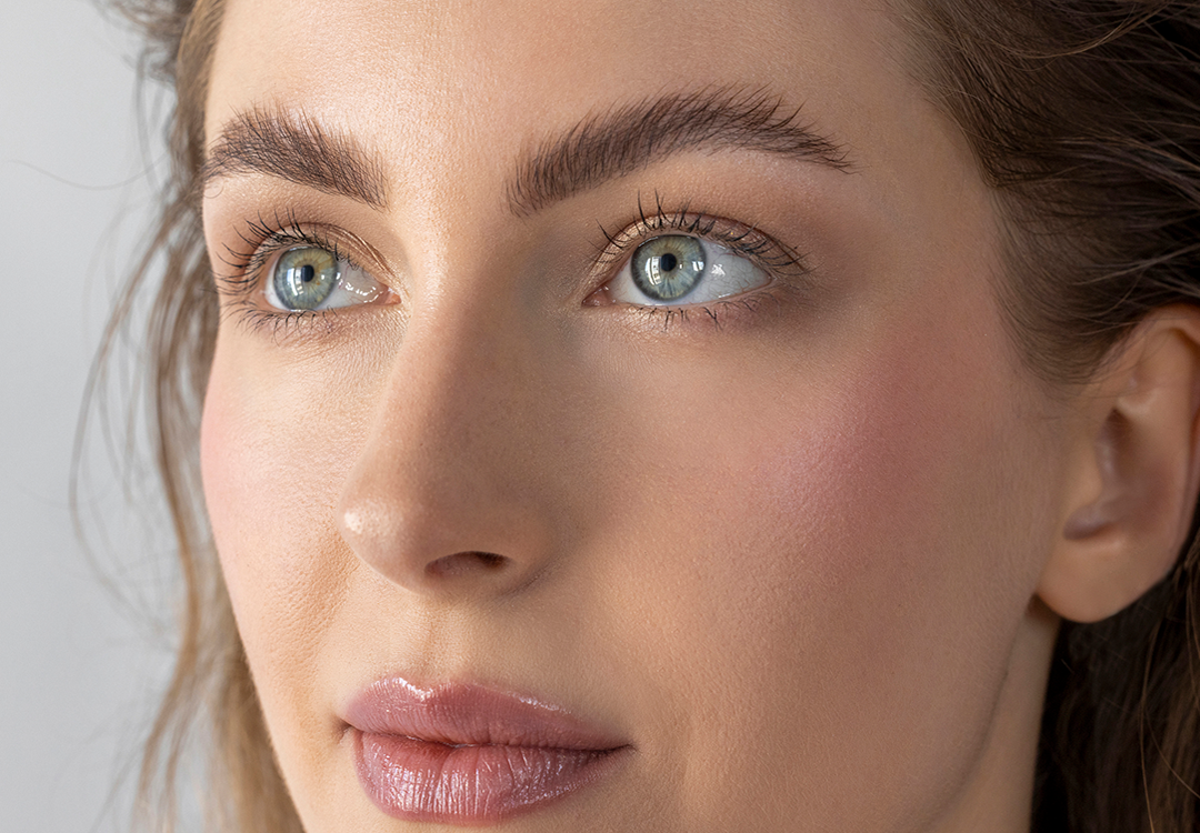 Junge Frau mit ebenmäßigen Teint