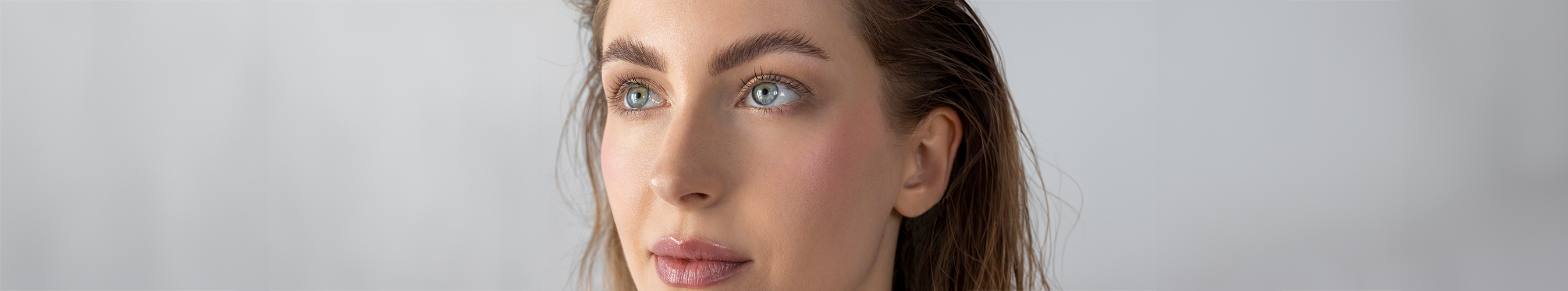 Junge Frau mit ebenmäßigen Teint