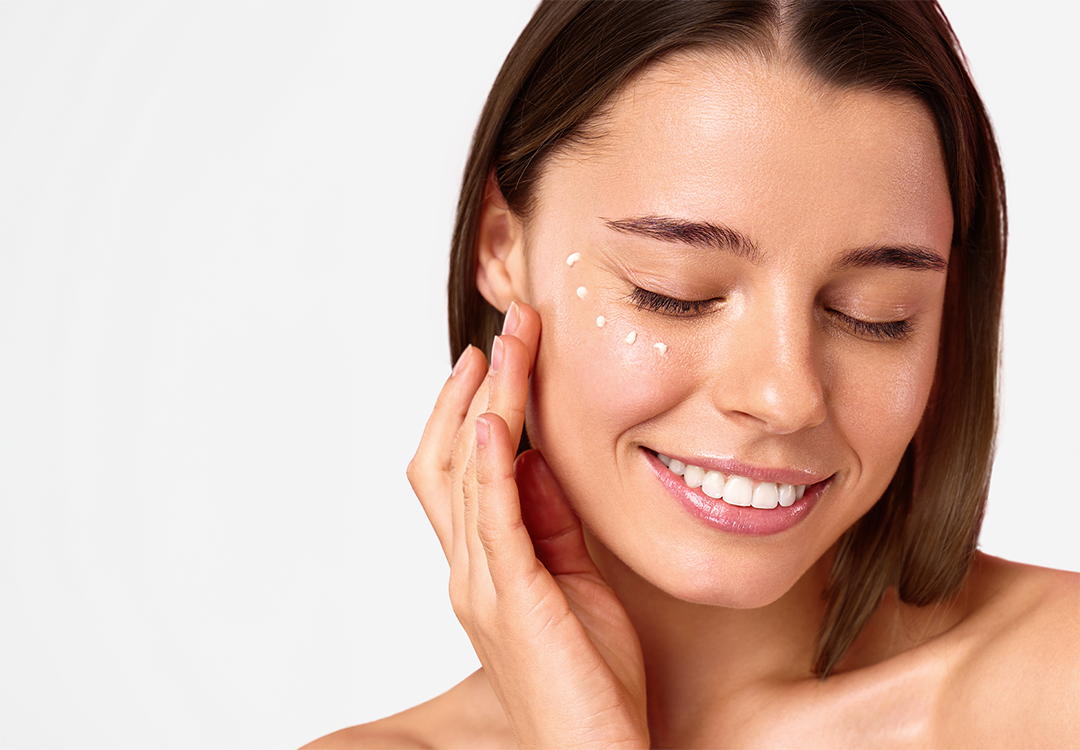 Bild von einem Model mit Judith Williams Cosmetics Vitamin C+ Augencreme im Gesicht.