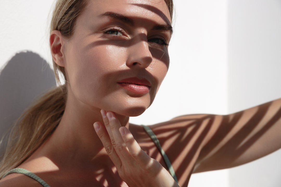 Model mit Sonnenstrahlen im Gesicht.