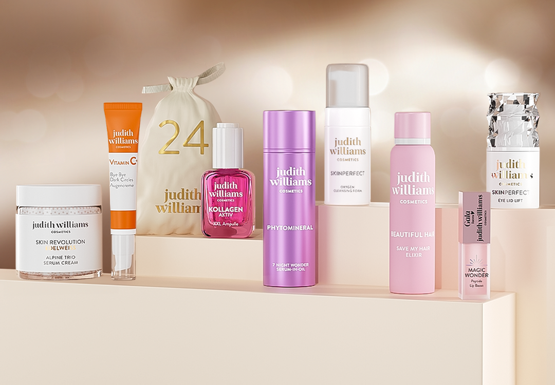 Produkte aus dem Judith Williams Cosmetics Adventskalender mit einem Adventskalender Säckchen.